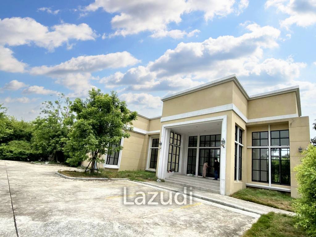 Land with buildings 1,404 SQ.M Bearing area