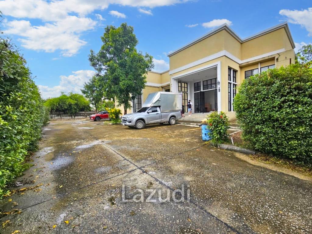 Land with buildings 1,404 SQ.M Bearing area