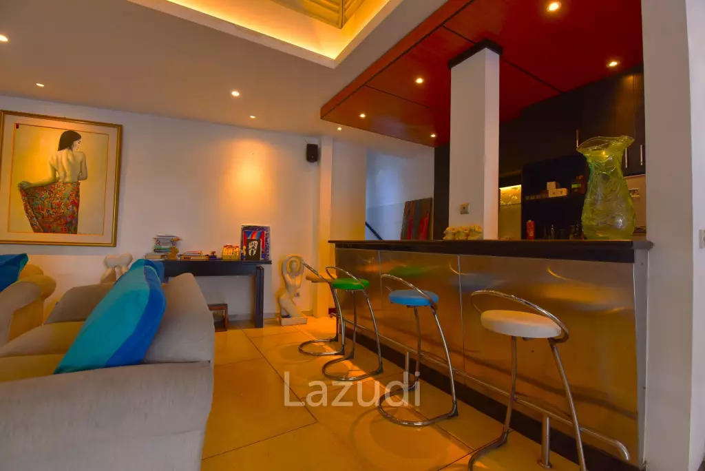 EXPANSIVE LUXURY LIVING: A HAVEN WITH JUNGLE AND RIVER VISTAS