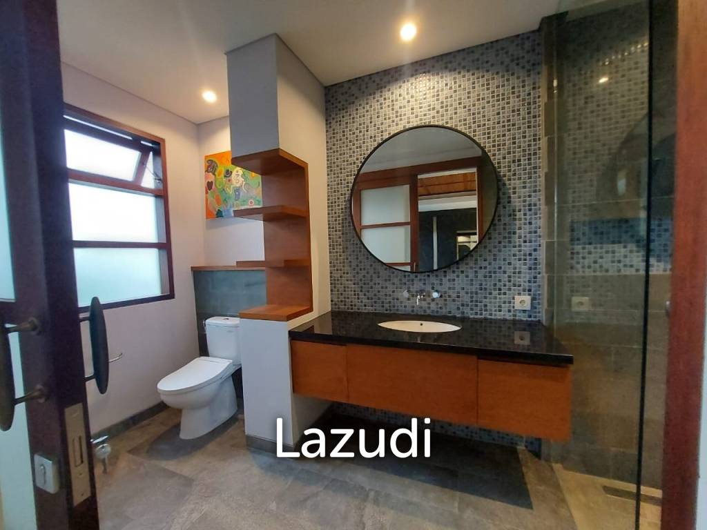 MODERN TROPICAL VILLA IN SEMINYAK: A BLEND OF COMFORT AND CONVENIENCE