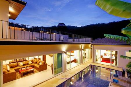 Beautiful Modern 5 bedroom villa in walking distance to Nai Harn beach,