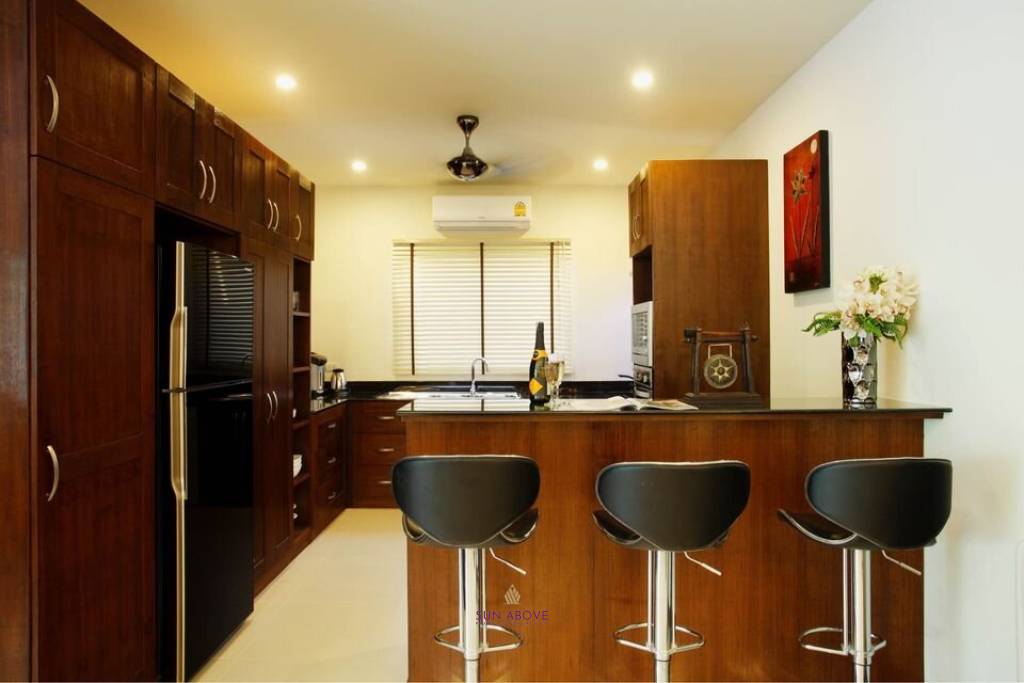 Beautiful Modern 5 bedroom villa in walking distance to Nai Harn beach,