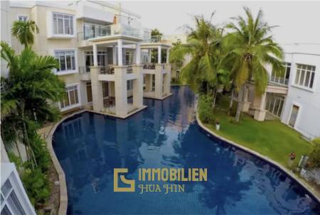 Blue Lagoon : 2 Bedroom Condo With Pool View