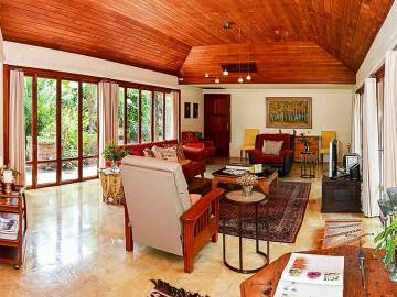 Unique house with private wine cellar for sale