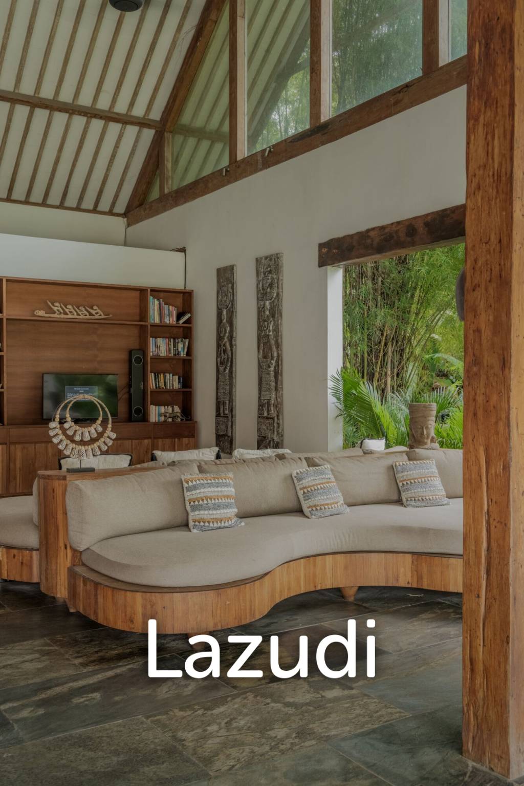 EXPANSIVE LUXURY VILLA : A HAVEN OF MODERN COMFORT