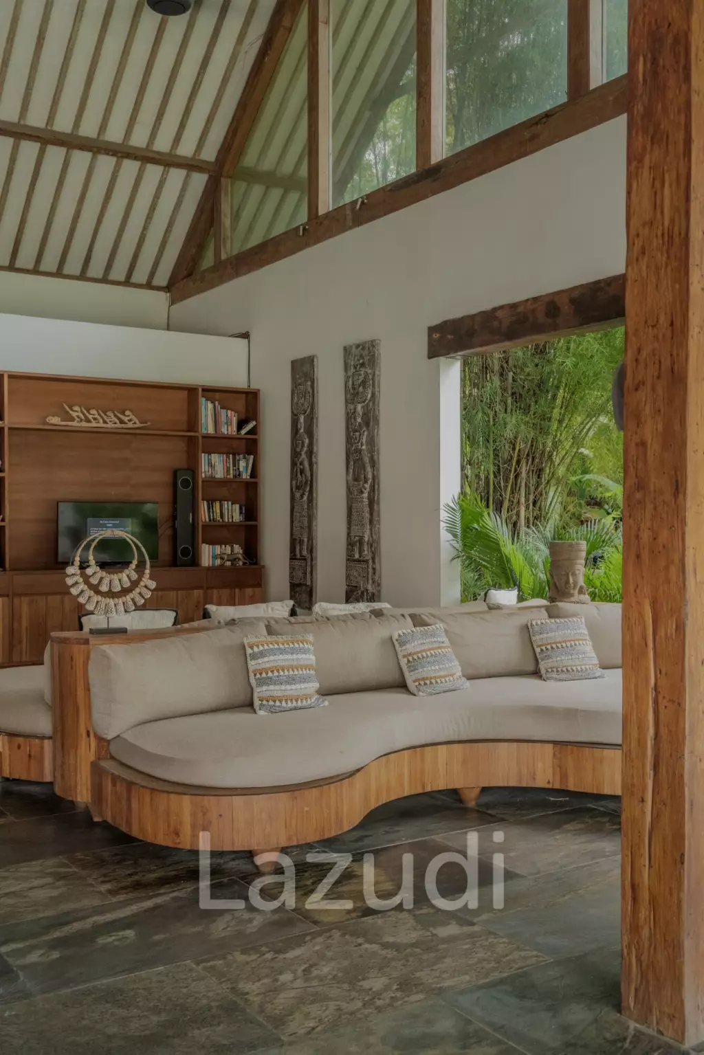 EXPANSIVE LUXURY VILLA : A HAVEN OF MODERN COMFORT