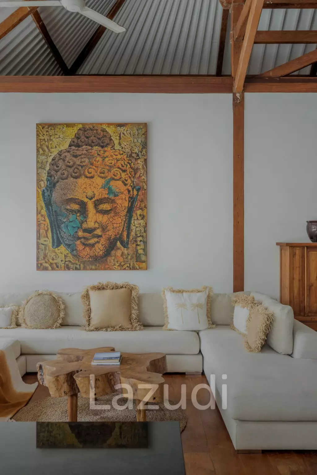 EXPANSIVE LUXURY VILLA : A HAVEN OF MODERN COMFORT