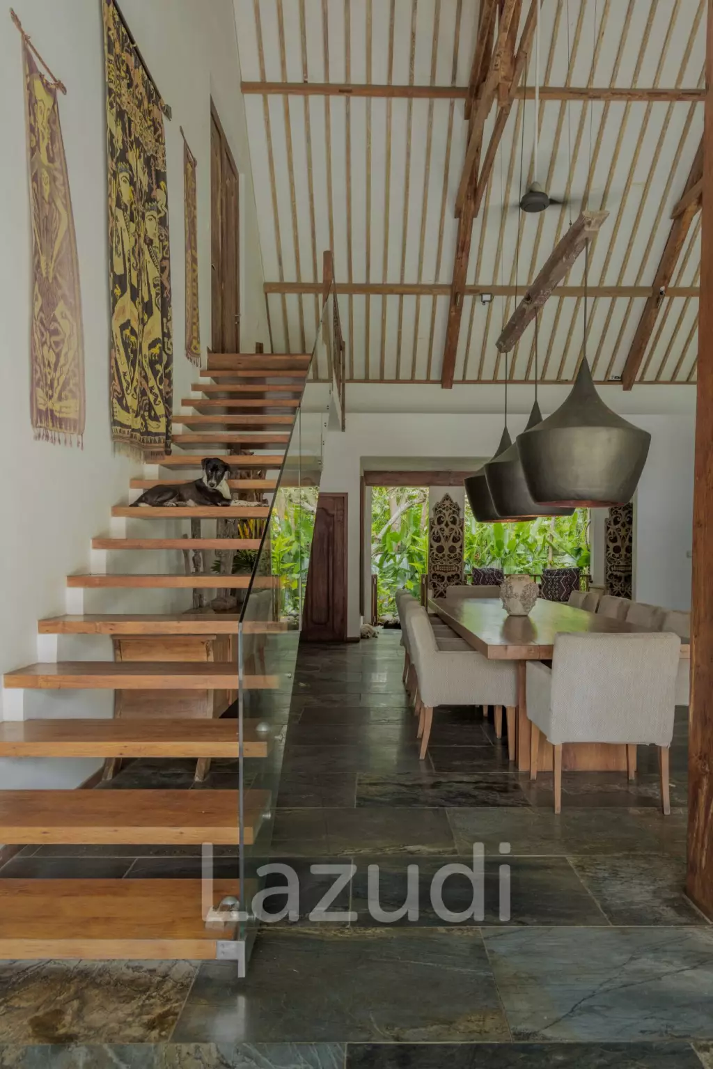 EXPANSIVE LUXURY VILLA : A HAVEN OF MODERN COMFORT
