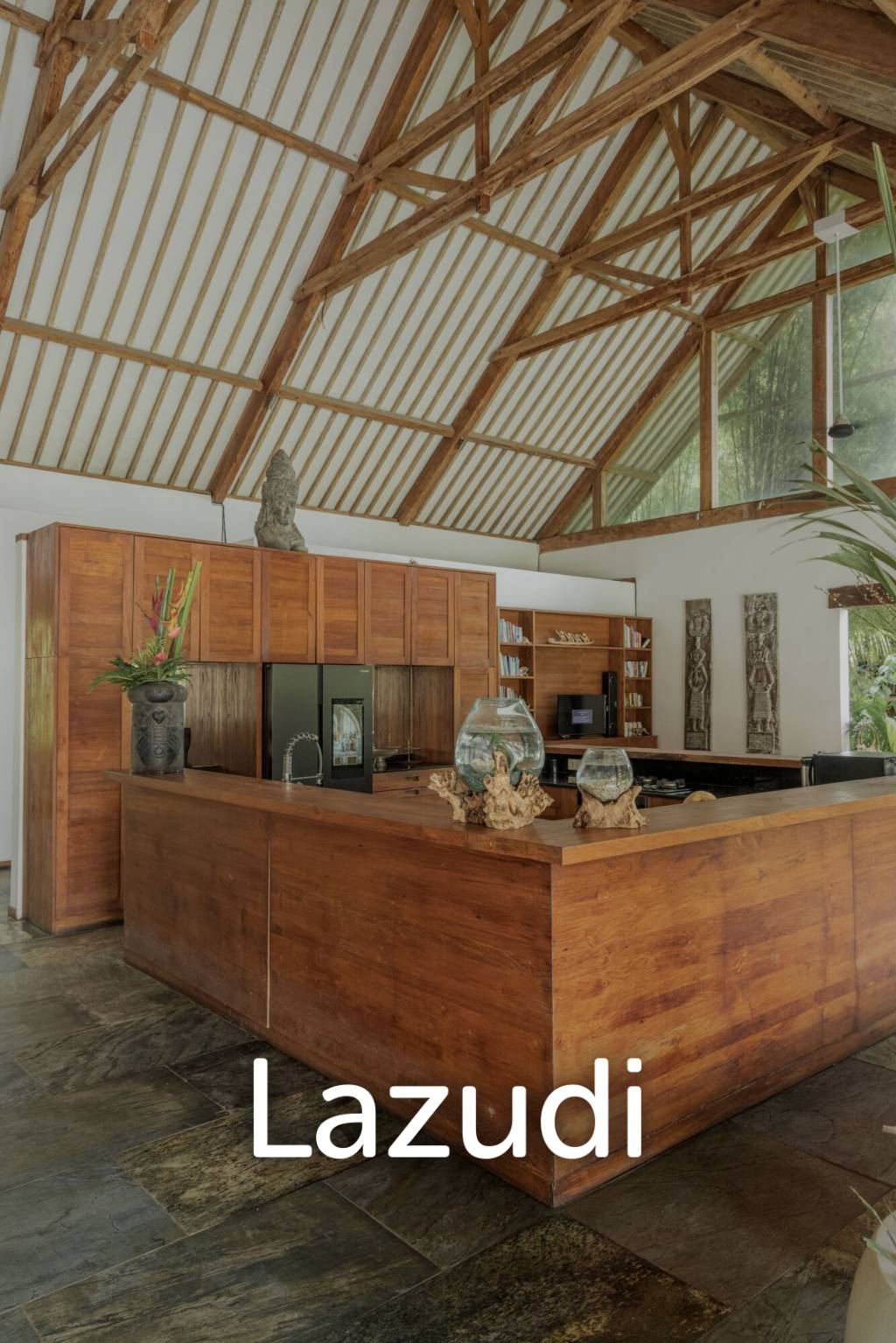 EXPANSIVE LUXURY VILLA : A HAVEN OF MODERN COMFORT
