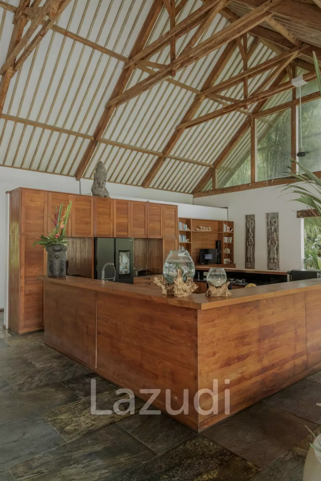 EXPANSIVE LUXURY VILLA : A HAVEN OF MODERN COMFORT
