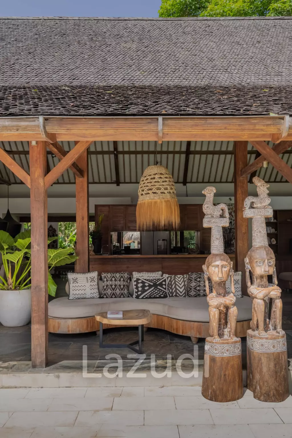 EXPANSIVE LUXURY VILLA : A HAVEN OF MODERN COMFORT