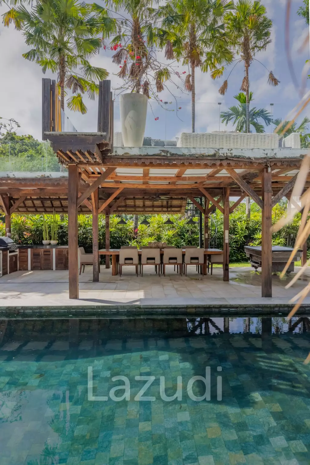 EXPANSIVE LUXURY VILLA : A HAVEN OF MODERN COMFORT