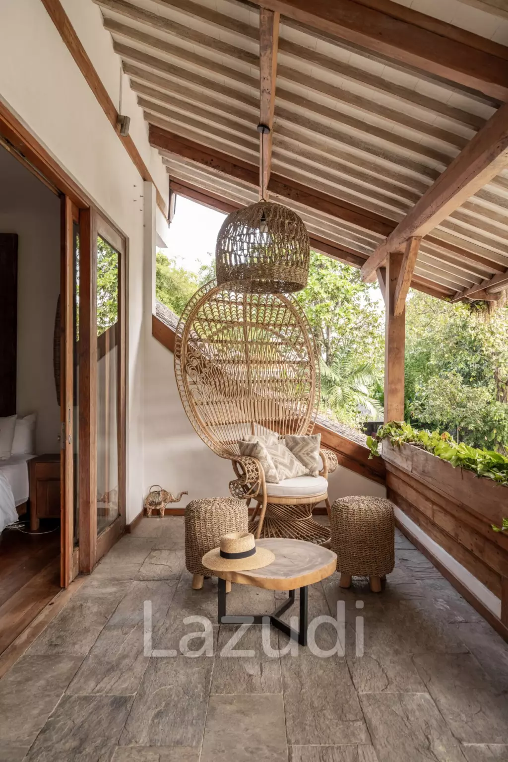 EXPANSIVE LUXURY VILLA : A HAVEN OF MODERN COMFORT