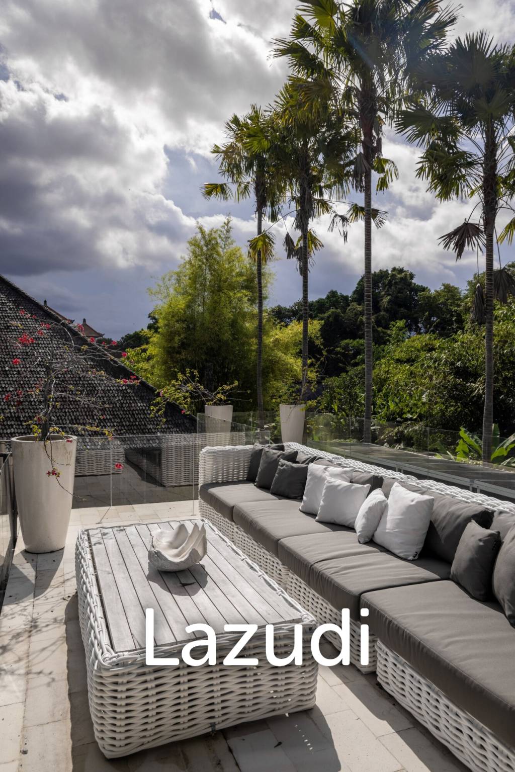 EXPANSIVE LUXURY VILLA : A HAVEN OF MODERN COMFORT
