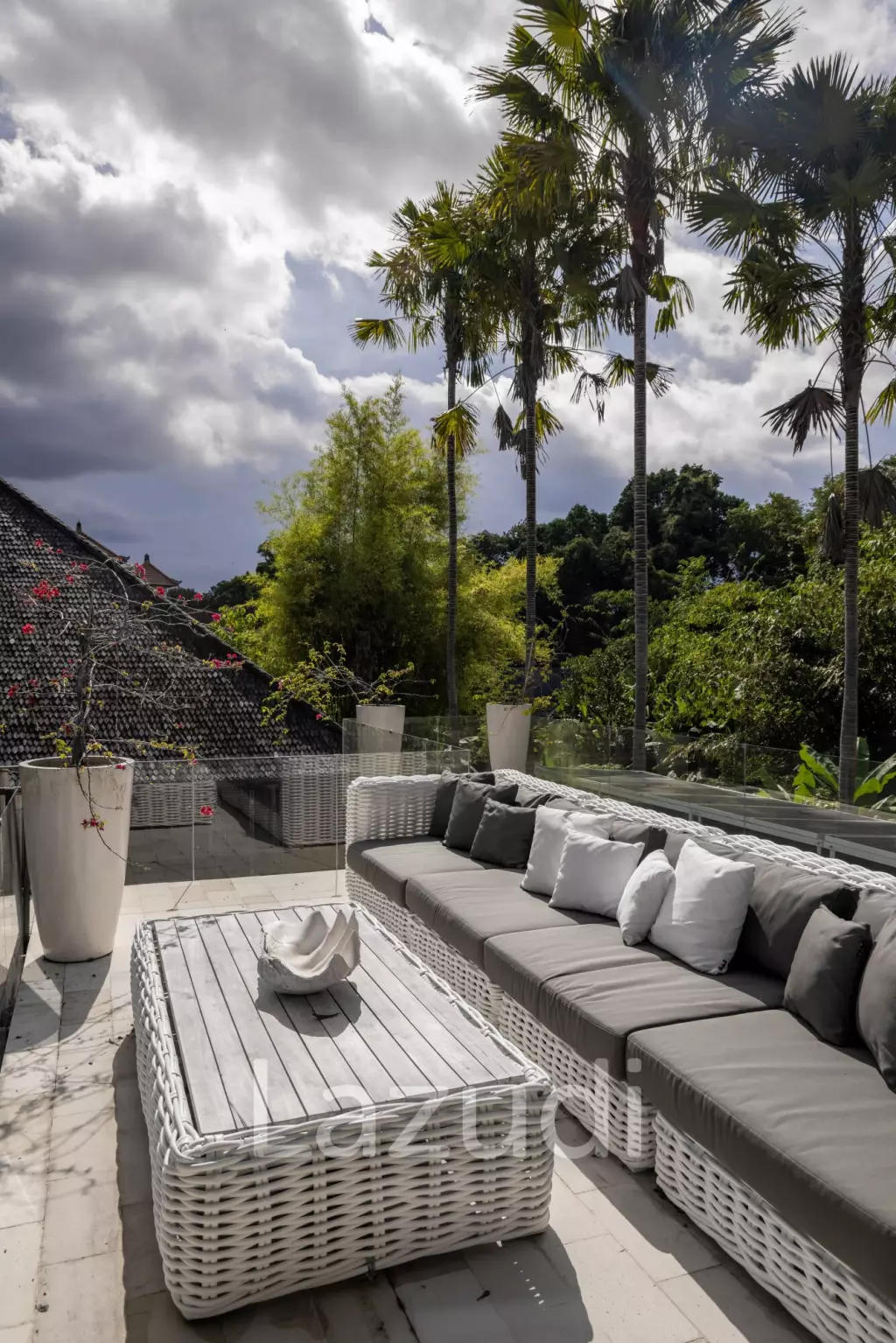 EXPANSIVE LUXURY VILLA : A HAVEN OF MODERN COMFORT