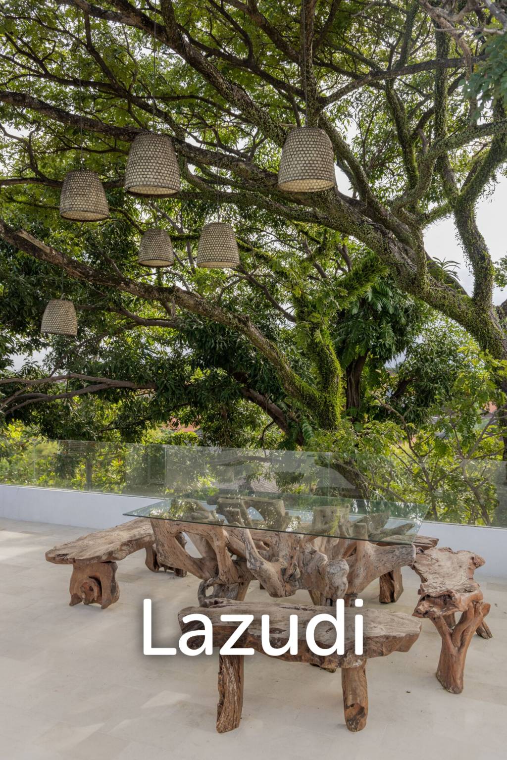 EXPANSIVE LUXURY VILLA : A HAVEN OF MODERN COMFORT