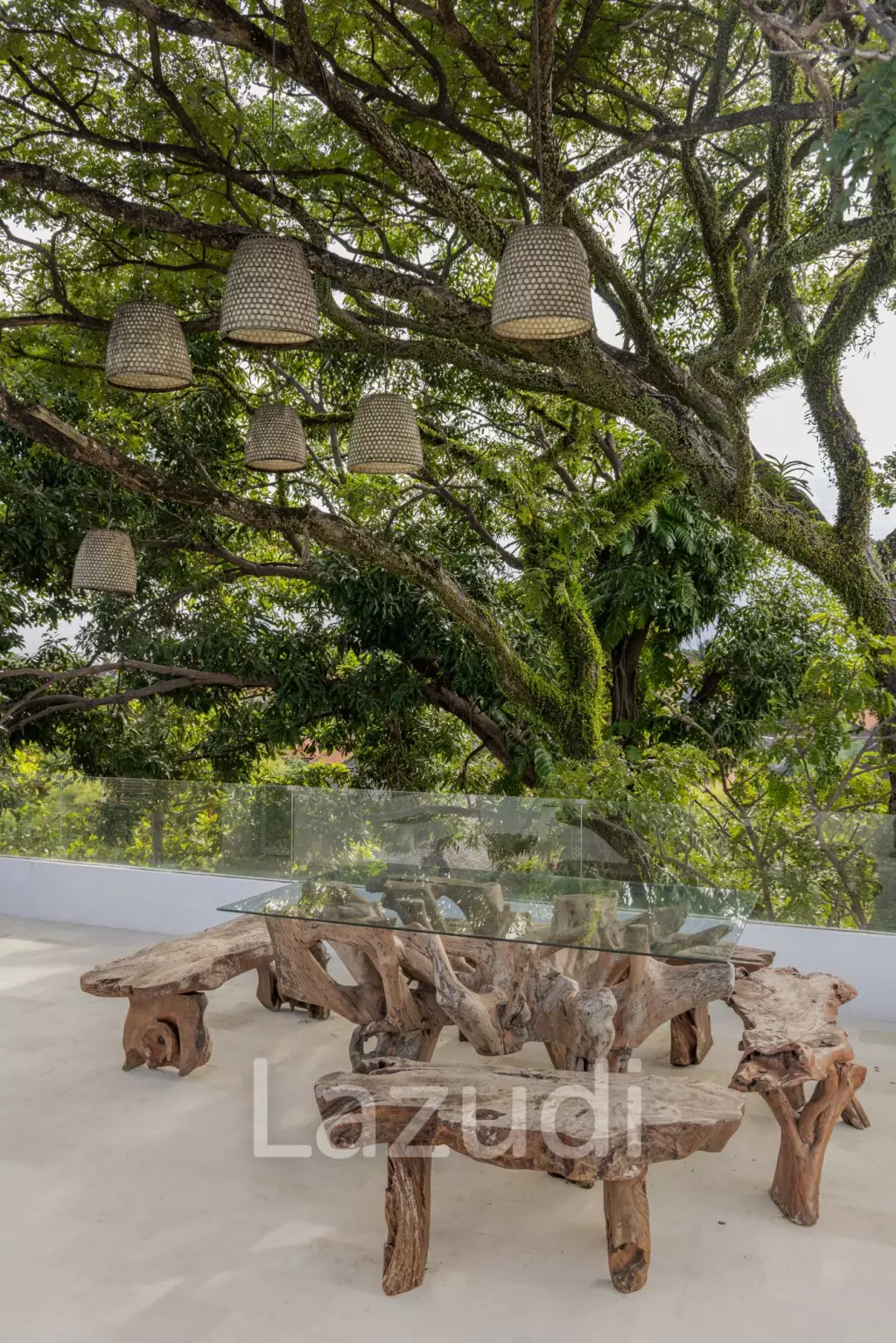 EXPANSIVE LUXURY VILLA : A HAVEN OF MODERN COMFORT