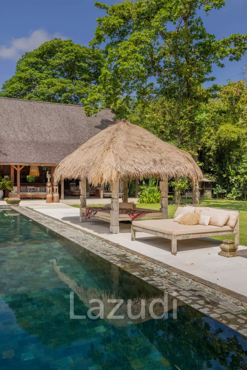 EXPANSIVE LUXURY VILLA : A HAVEN OF MODERN COMFORT