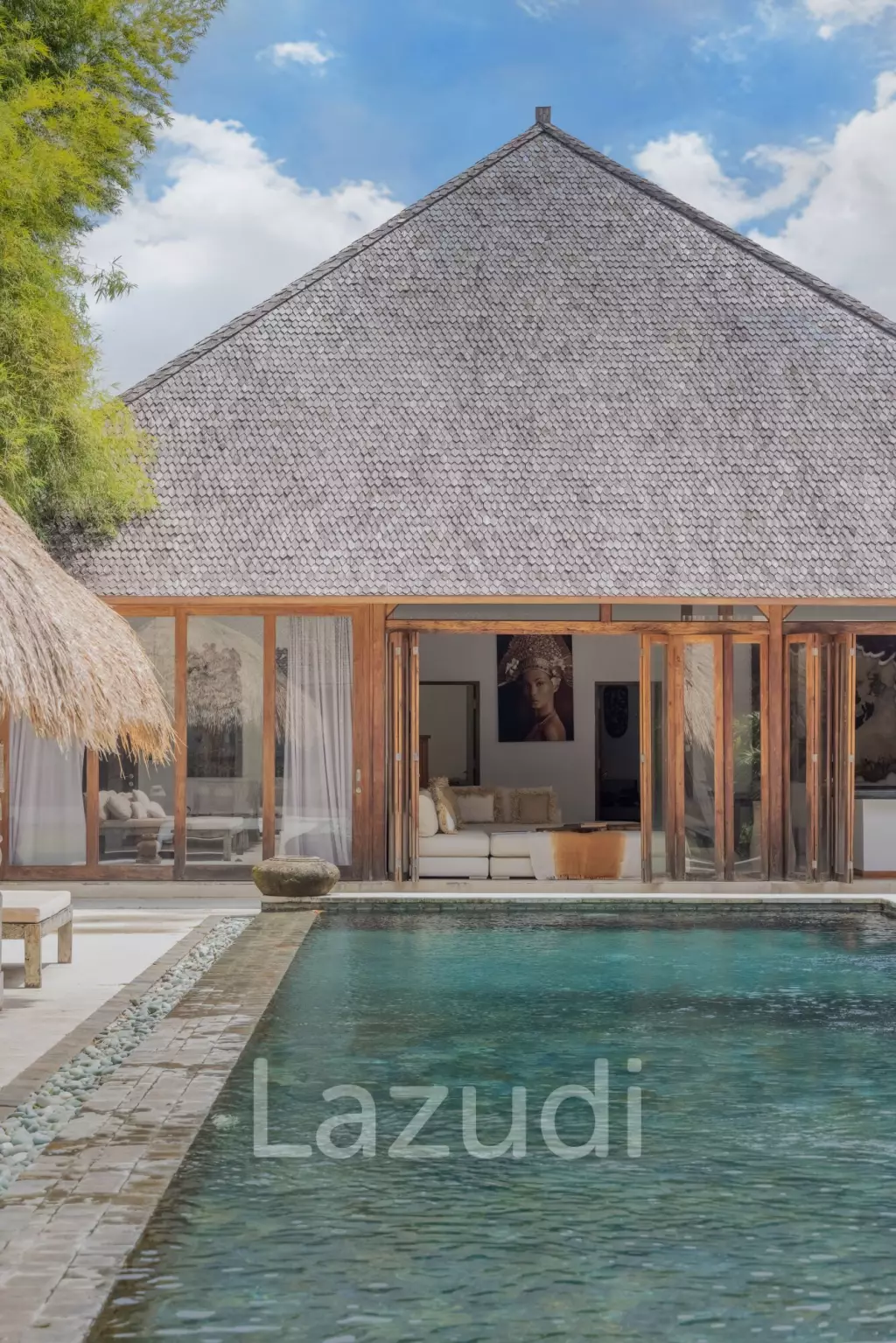 EXPANSIVE LUXURY VILLA : A HAVEN OF MODERN COMFORT