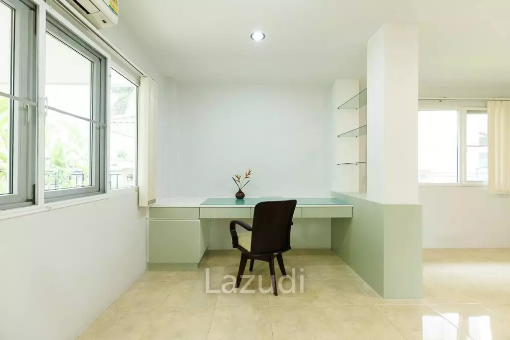 4 bed 3 bath house with 200 m2 living area for rent