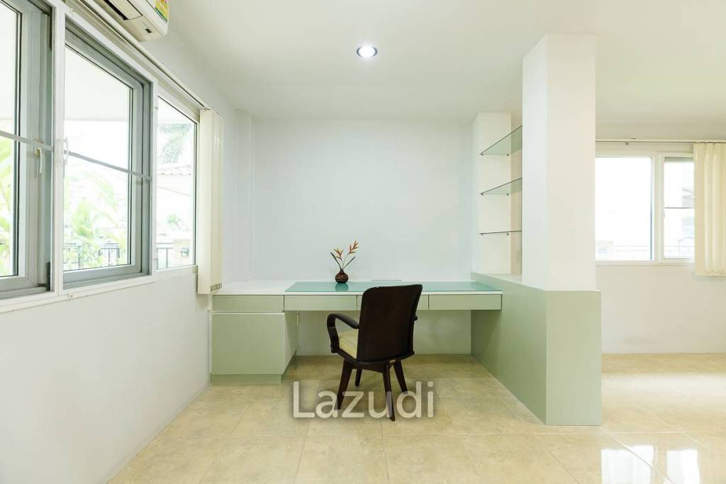 4 bed 3 bath house with 200 m2 living area for rent