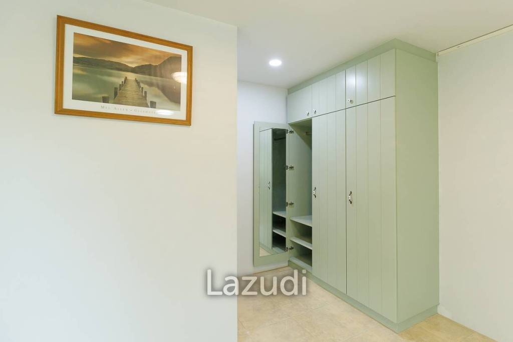 4 bed 3 bath house with 200 m2 living area for rent