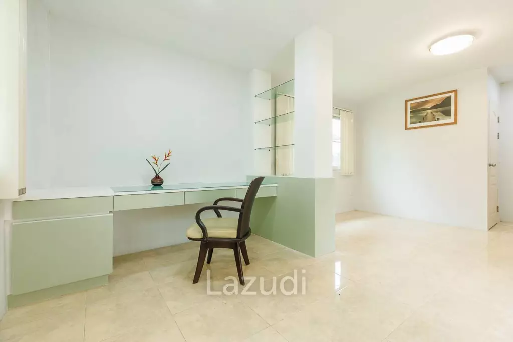 4 bed 3 bath house with 200 m2 living area for rent