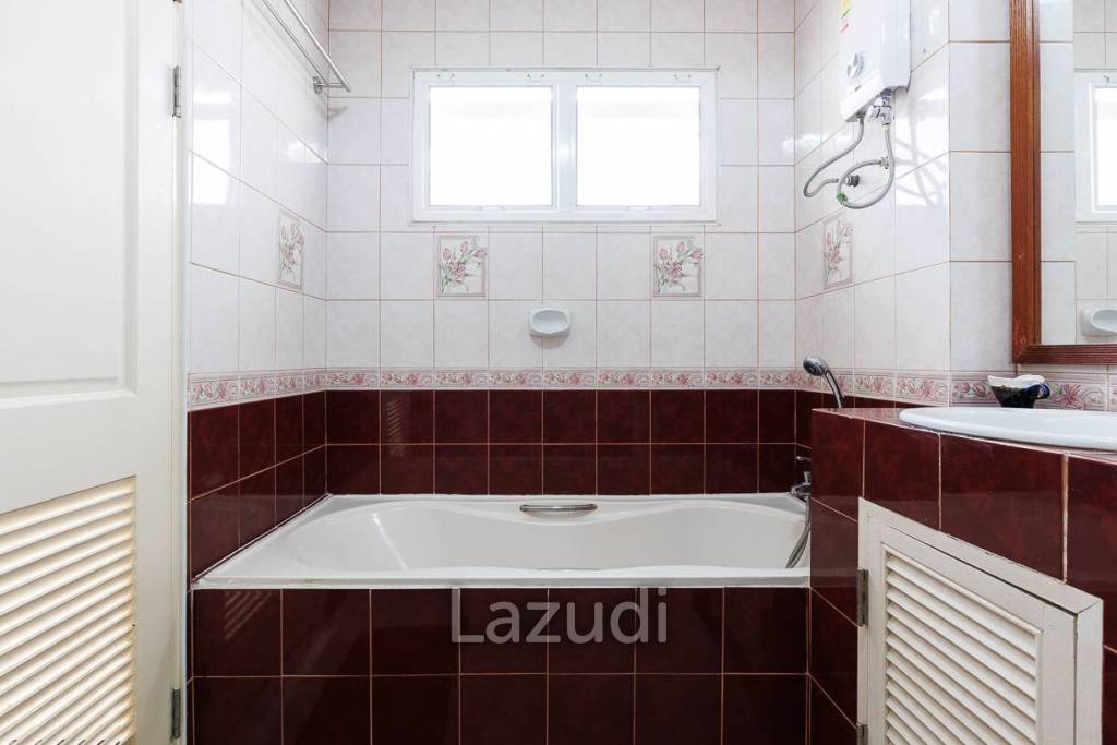 4 bed 3 bath house with 200 m2 living area for rent