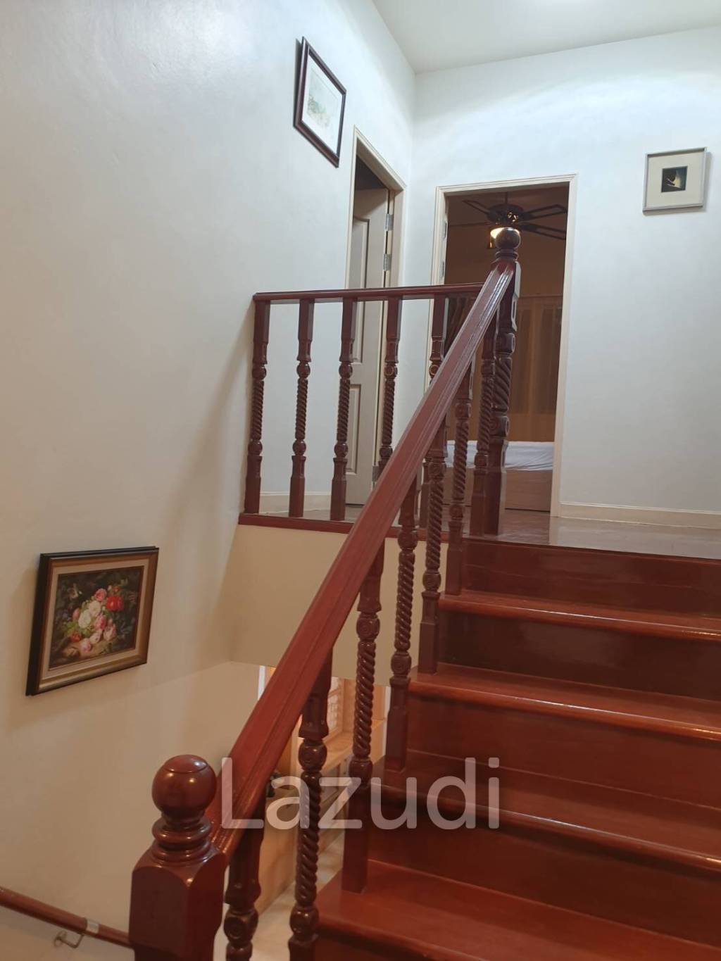 4 bed 3 bath house with 200 m2 living area for rent