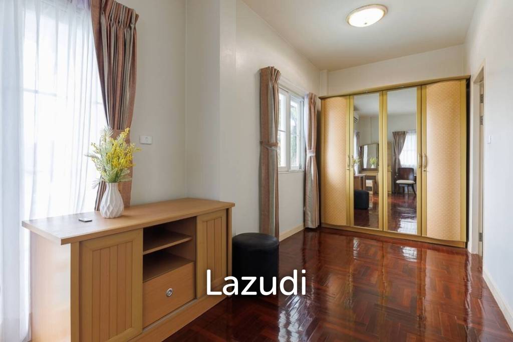4 bed 3 bath house with 200 m2 living area for rent