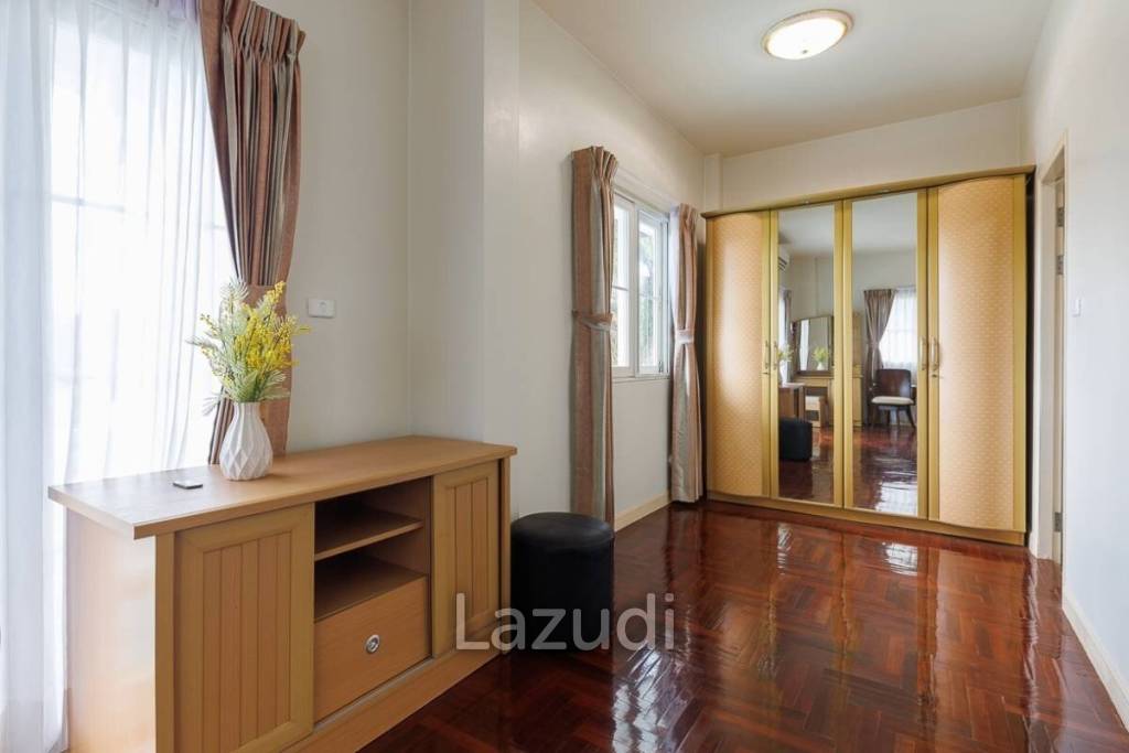 4 bed 3 bath house with 200 m2 living area for rent