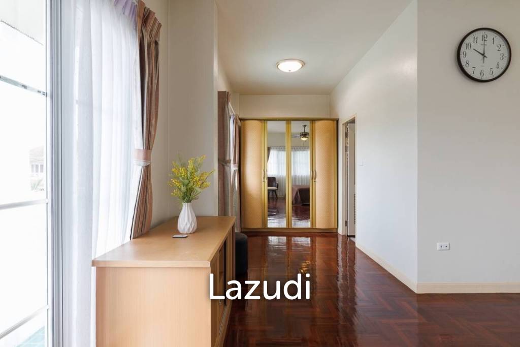 4 bed 3 bath house with 200 m2 living area for rent