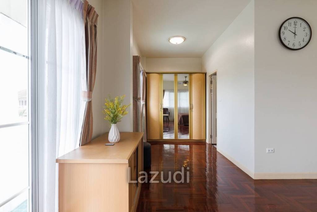 4 bed 3 bath house with 200 m2 living area for rent