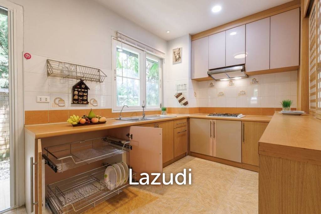 4 bed 3 bath house with 200 m2 living area for rent
