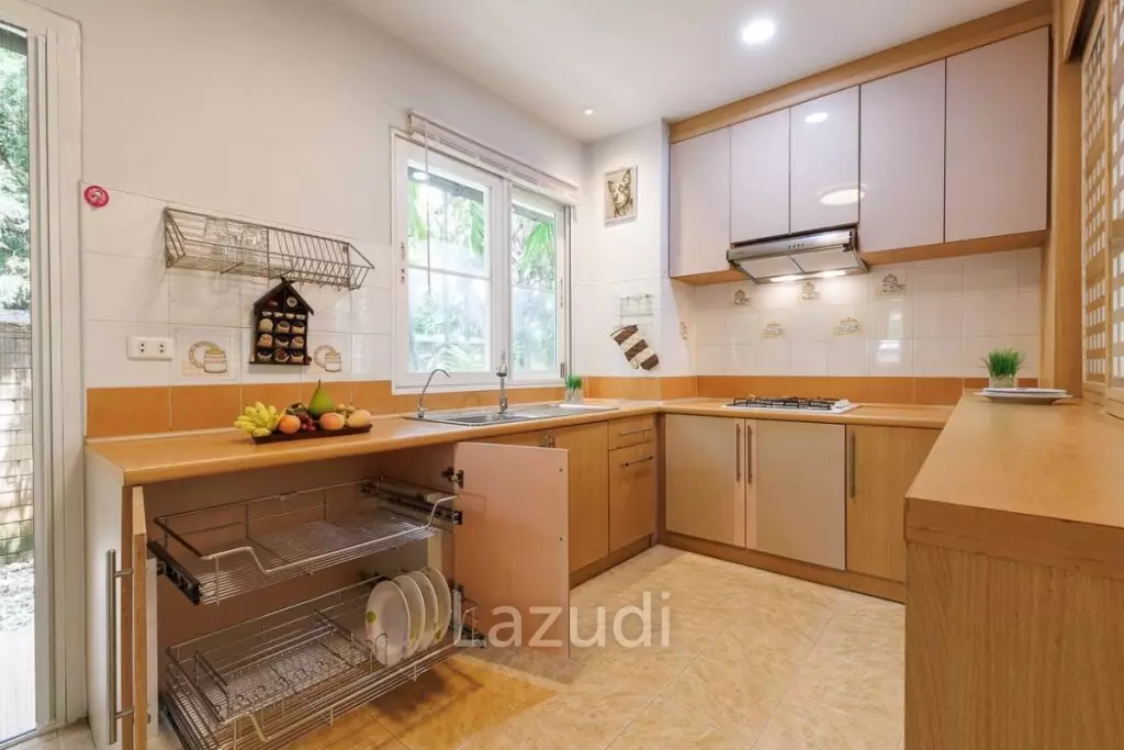 4 bed 3 bath house with 200 m2 living area for rent