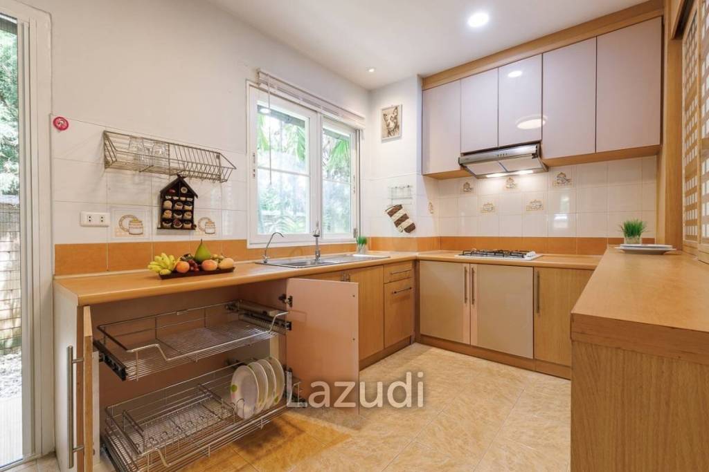 4 bed 3 bath house with 200 m2 living area for rent