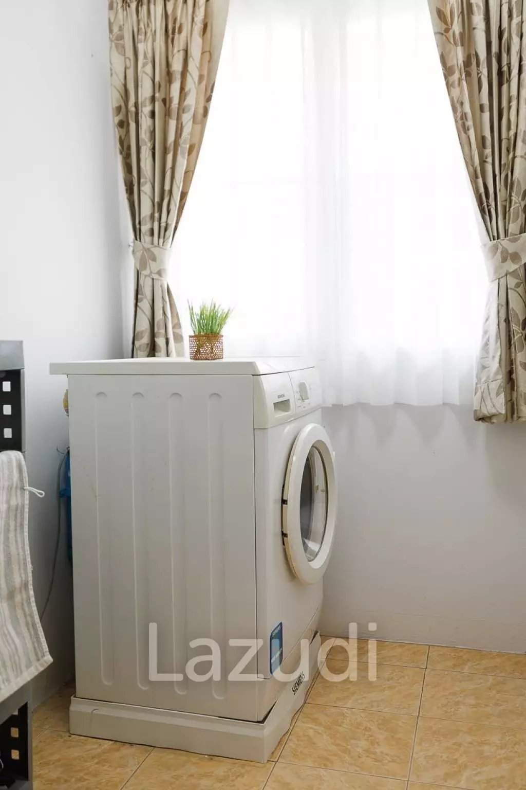 4 bed 3 bath house with 200 m2 living area for rent