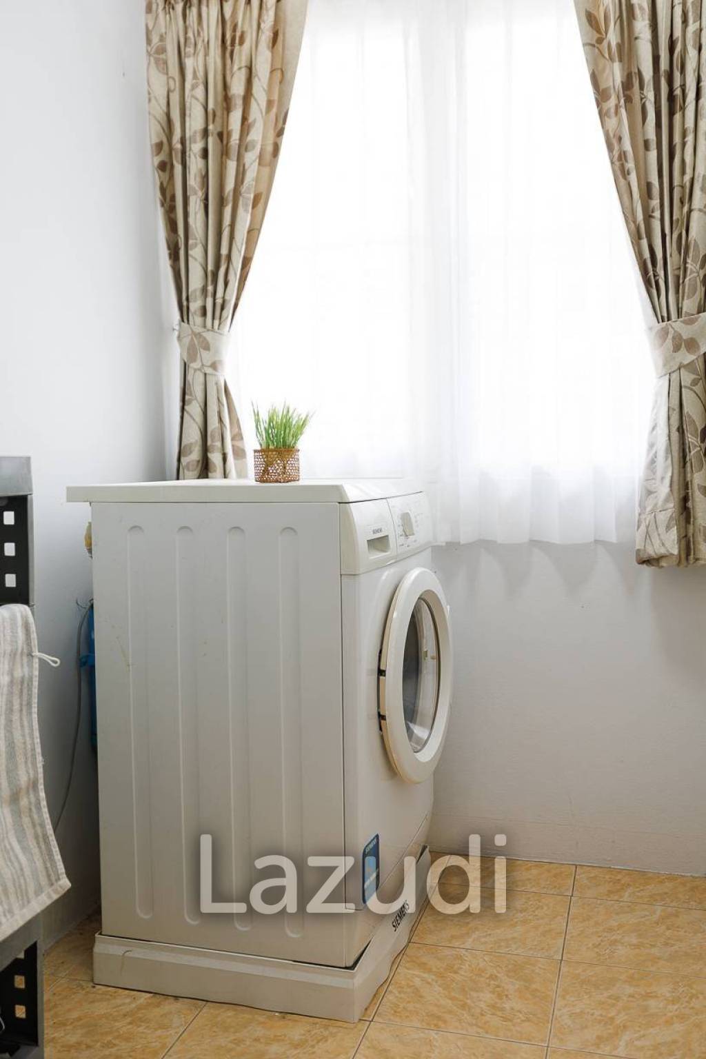 4 bed 3 bath house with 200 m2 living area for rent