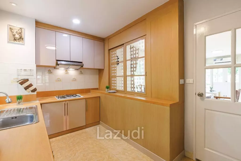 4 bed 3 bath house with 200 m2 living area for rent