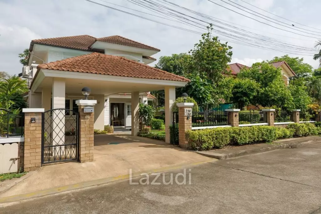 4 bed 3 bath house with 200 m2 living area for rent