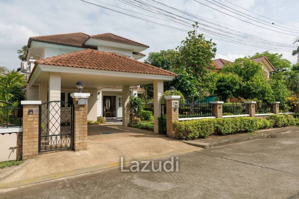 4 bed 3 bath house with 200 m2 living area for rent