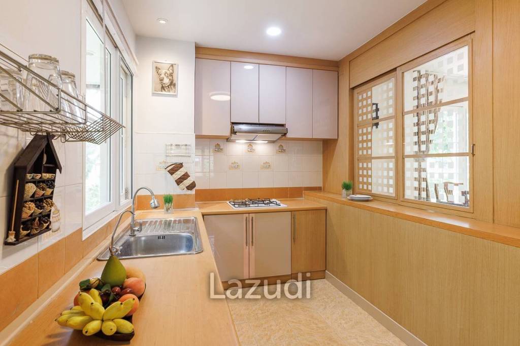 4 bed 3 bath house with 200 m2 living area for rent