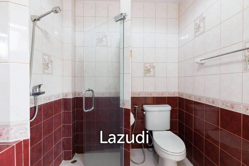 4 bed 3 bath house with 200 m2 living area for rent
