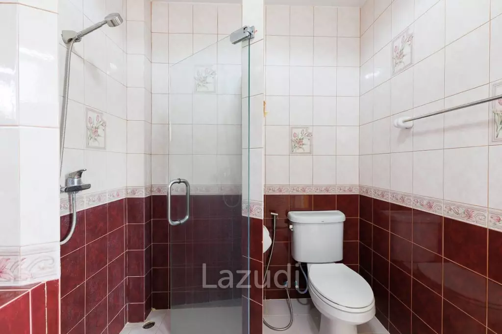 4 bed 3 bath house with 200 m2 living area for rent