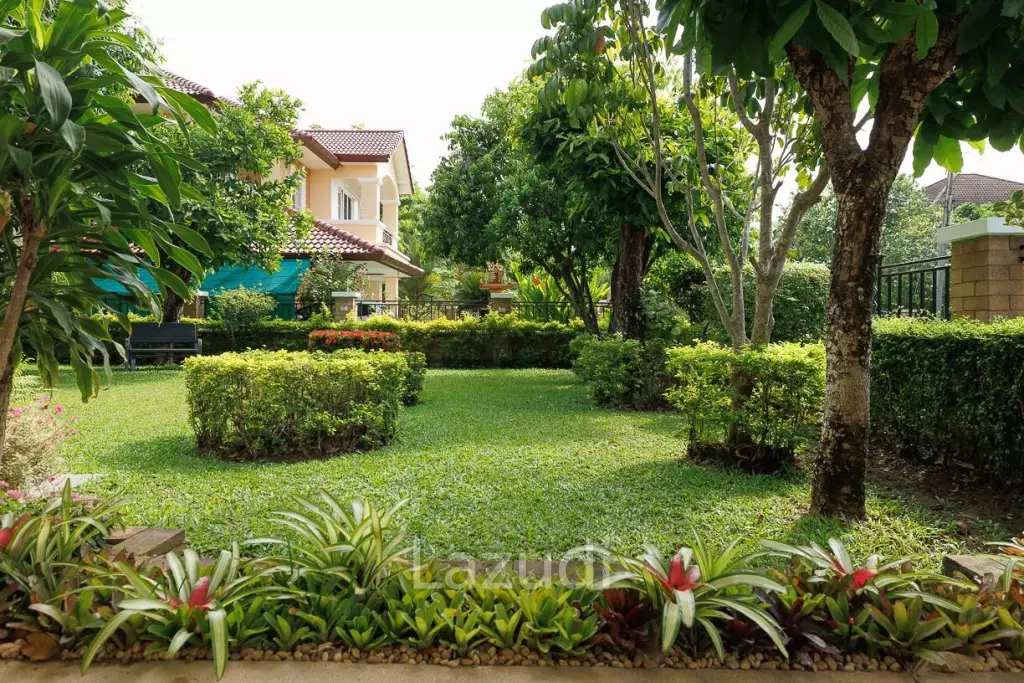 4 bed 3 bath house with 200 m2 living area for rent