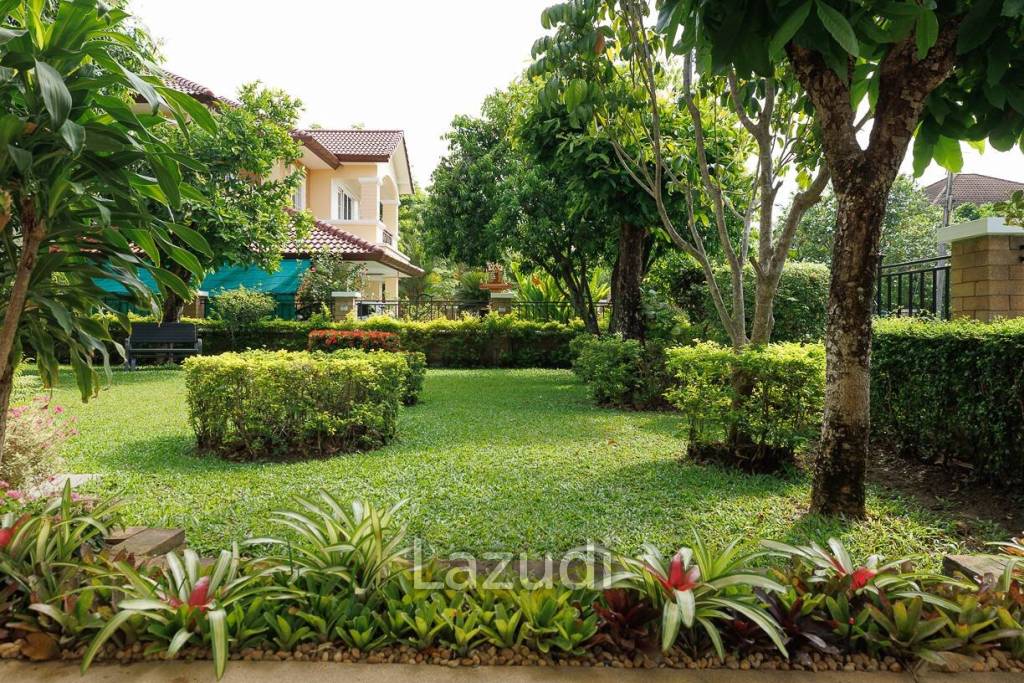 4 bed 3 bath house with 200 m2 living area for rent