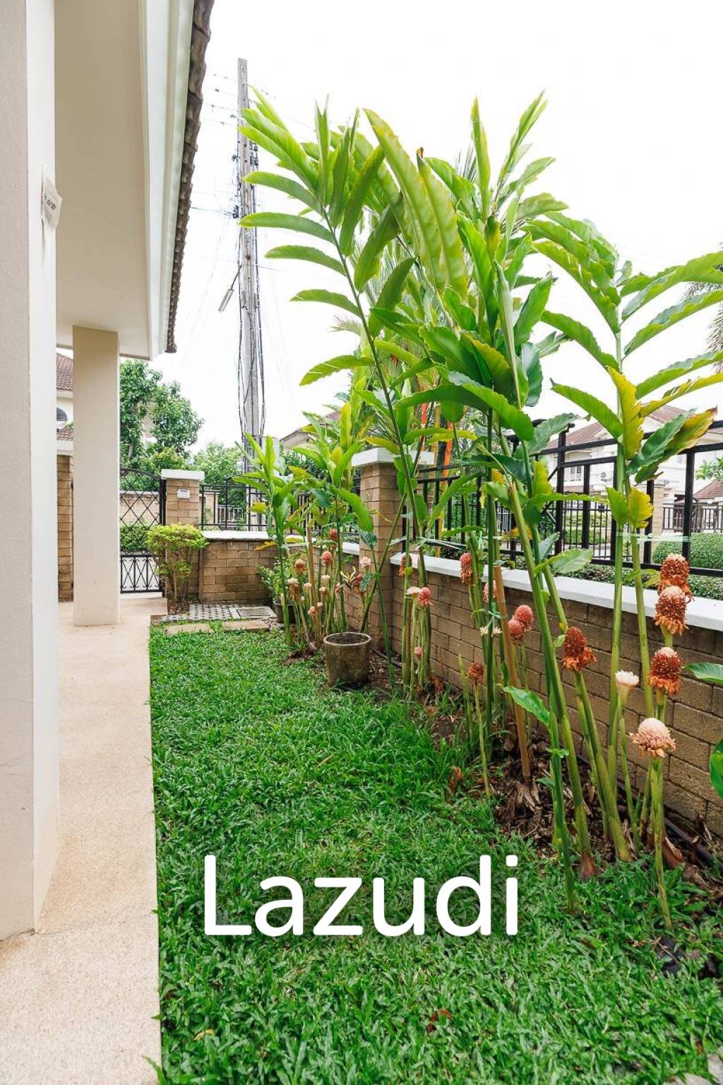 4 bed 3 bath house with 200 m2 living area for rent