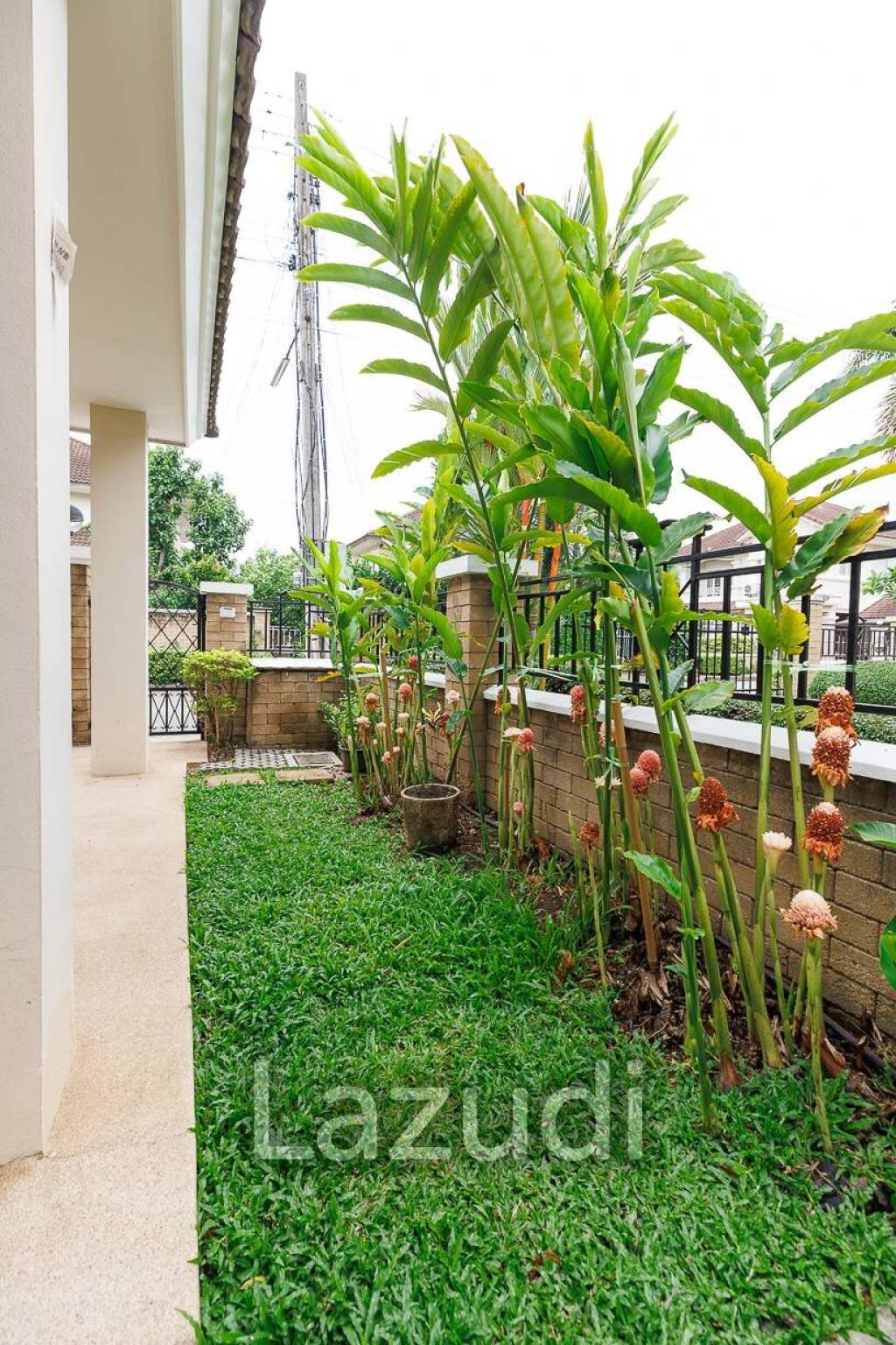 4 bed 3 bath house with 200 m2 living area for rent
