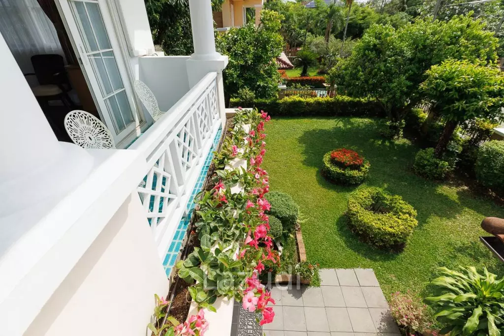 4 bed 3 bath house with 200 m2 living area for rent