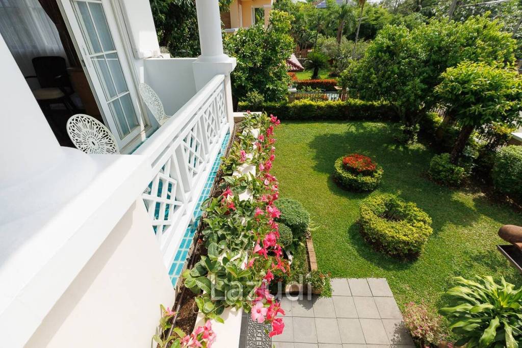4 bed 3 bath house with 200 m2 living area for rent